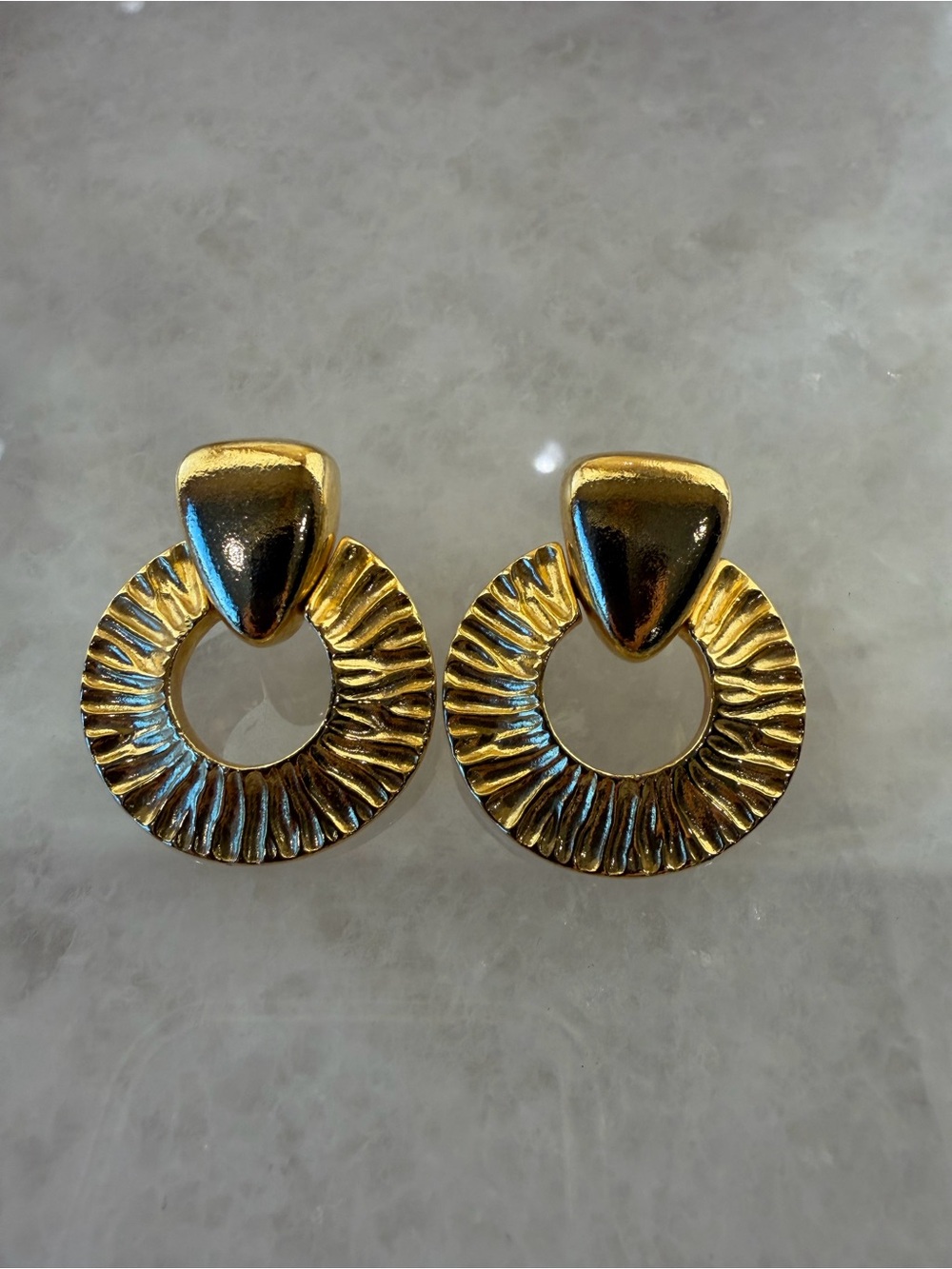 Vintage 1980s Chunky Gold Door Knocker Earrings –